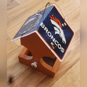 Denver Broncos bird feeder/ great present for a Broncos fan. Excellent condition